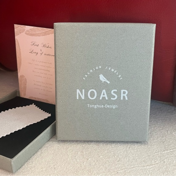 Silver Heart 'Mom' Pendant Necklace - NWOT - Picture 9 of 13